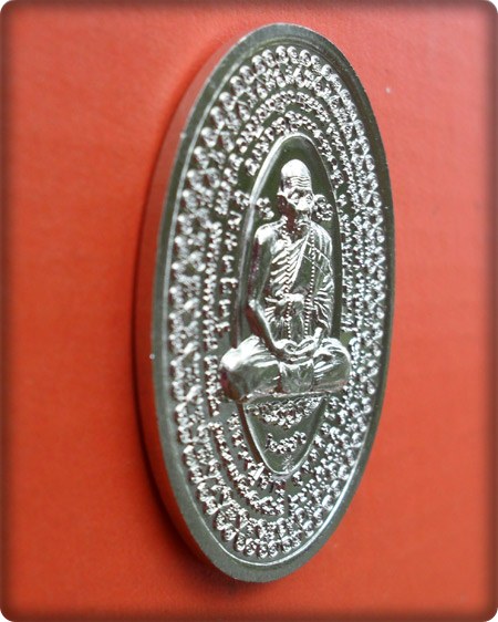 เหรียญเปิดโลกหมื่นยันต์ รุ่นโคตรเศรษฐีรับทรัพย์ เนื้ออัลปาก้า หลวงปู่คำบุ หมายเลข ๙๖๓