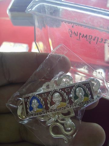 เลสข้อมือหลวงพ่อรวยออกวัดโพธิ์ประสิทธ์รุ่น 2 หนัก 4 บาทสีแดง อยู่ในซิลเดิมๆ