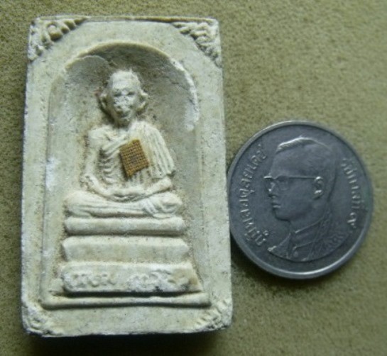 **วัดใจ**รูปเหมือนเนื้อผง หลวงพ่อเกษม เขมโก ติดจีวร หลังยันต์ ปี ๒๕๓๑**