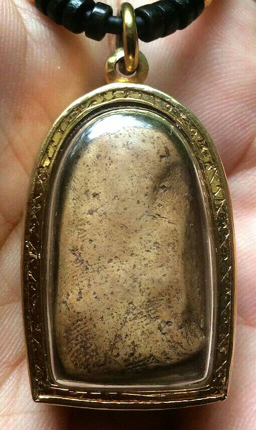 พระคง กรุเก่า เนื้อดิน จ.ลำพูน เนื้อออกโซนขาว