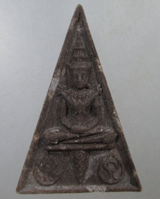 ๒๐ พระยอดธงพระแก้วมรกต เนื้อผง