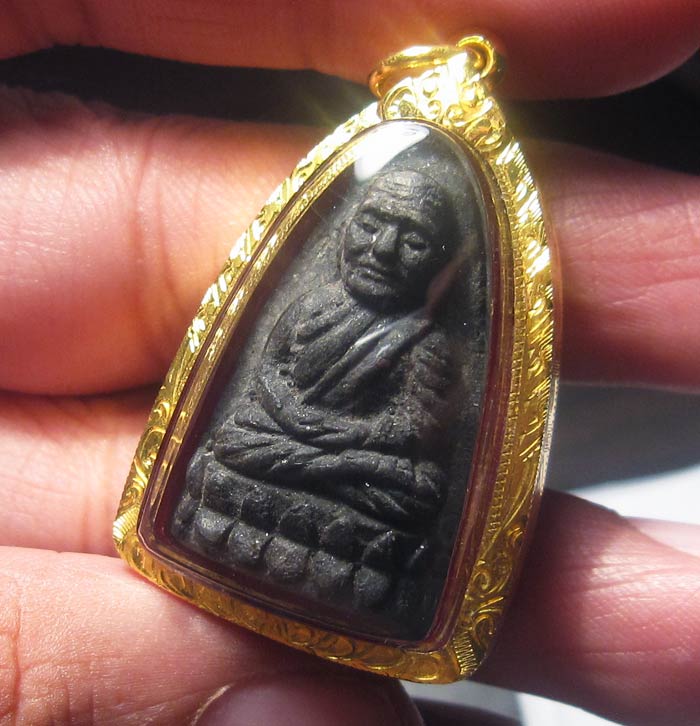 เคาะเดียว หลวงปู่ทวด พิมพ์ใหญ่ ปี24 พร้อมบัตร จมูกโด่งๆ เลี่ยมทองพร้อมใช้ 