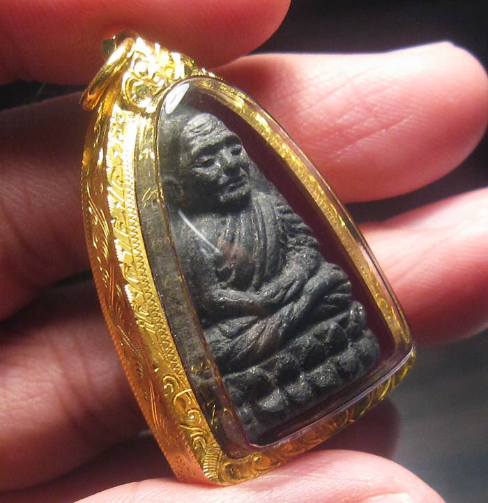 เคาะเดียว หลวงปู่ทวด พิมพ์ใหญ่ ปี24 พร้อมบัตร จมูกโด่งๆ เลี่ยมทองพร้อมใช้ 