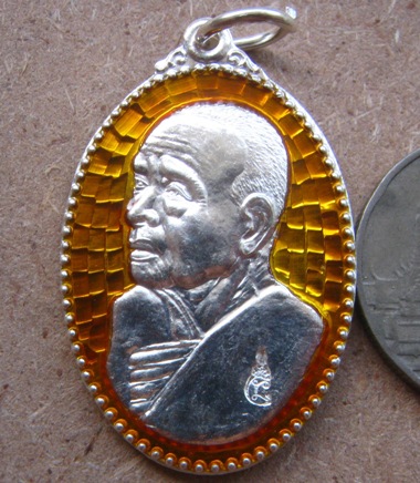 เหรียญหันข้าง หลังยันต์พุฒซ้อน หลวงปู่แผ้ว ปวโร จ.นครปฐม ปี2550 เนื้อเงินลงยา หมายเลข320