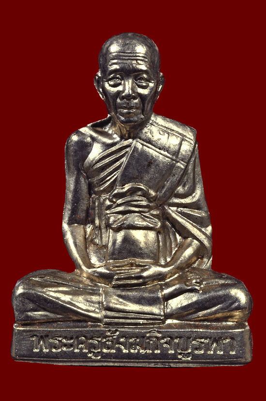 รูปเหมือนปั๊มเนื้ออัลปาก้า รุ่น สร้างบารมี หลวงปู่บัว ถามโก วัดศรีบุรพาราม พศ.2554 หมายเลข No.967