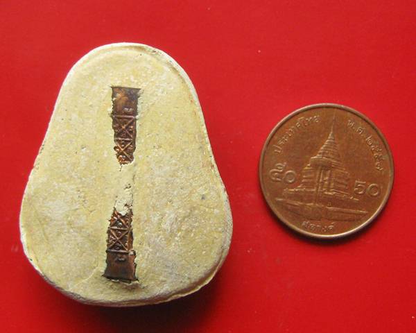 ปิดตาผงมหาจักรพรรดิ์ พิมพ์นั่งยอง หลังตะกรุดจักรพรรดิ์ ปี 42 ร่วมสร้างอุโบสถ วัดซับลำไย หลวงปู่หมุน 