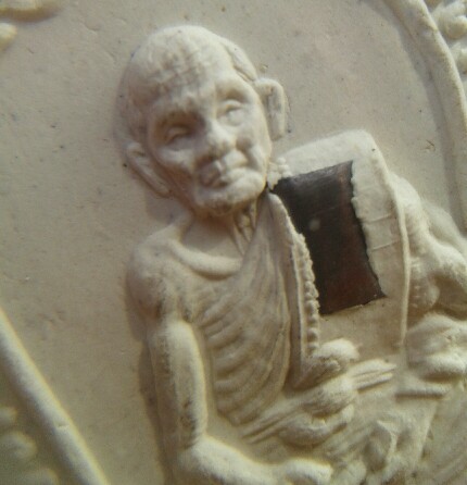 หลวงปู่หมุน พระผงนั่งซุ้มพญานาค ฝังตะกรุดเงิน