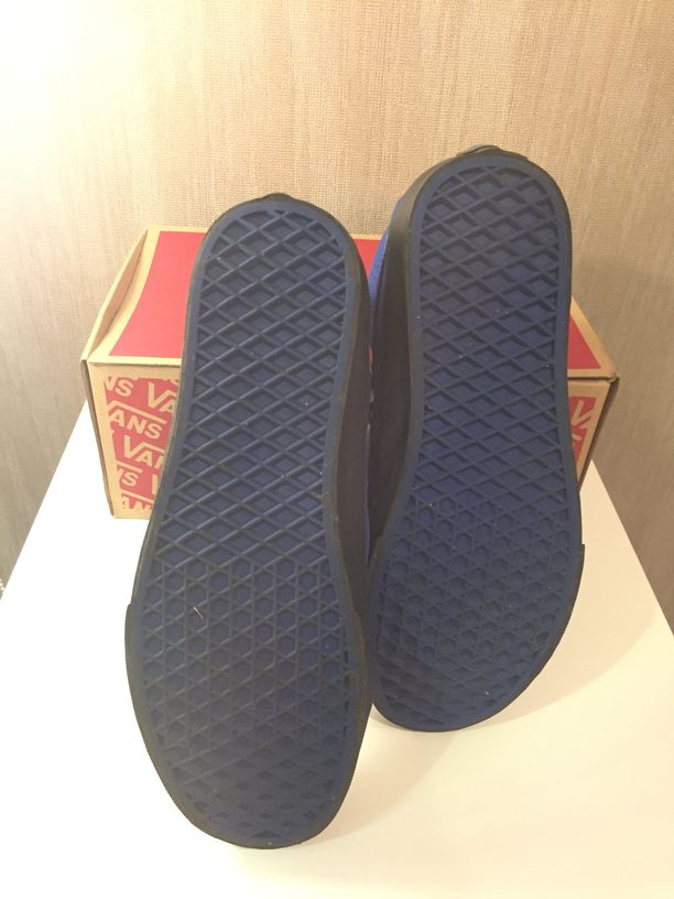 รองเท้า Vans หุ้มข้อสีน้ำเงิน พร้อมกระเป๋าสะพาย