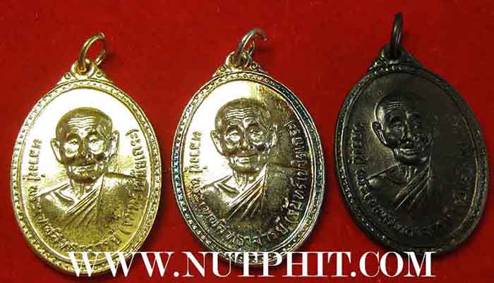 หลวงปู่จันทร์ วัดศรีเทพ นครพนม กระไหล่ทอง-เงิน-รมดำ(ไม่ทันหลวงปู่)*280