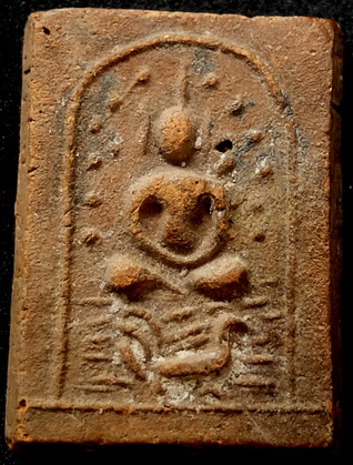 เคาะเดียว...พระเนื้อดิน 12 ราศี หลวงพ่อเล็ก วัดท่าอิฐ พ.ศ. 2484 ปีระกา ทรงไก่ จ.ฉะเชิงเทรา หลังยันต์