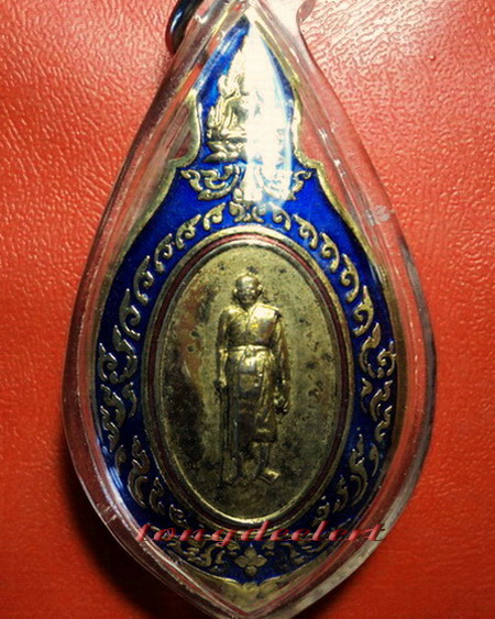 เข็มกลัดหลวงพ่อฤาษีลิงดำ วัดท่าซุง รูปยืน กะไหล่ทองลงยาค่ะ