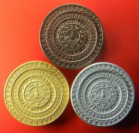 เคาะแรกแดง...เจ้าสัวยุคแปด...เหรียญบาตรน้ำมนต์...นวะหน้ากากเงิน + ชุบไมครอน 2 เหรียญ...กล่องเดิม