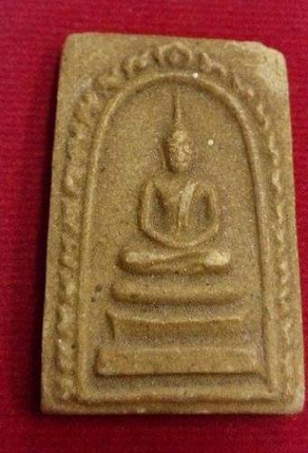 สมเด็จหลังรูปเหมือนเนื้อผงน้ำมัน หลวงพ่อแพ วัดพิกุลทอง ขอบกระเทาะมุมบนด้านขวา