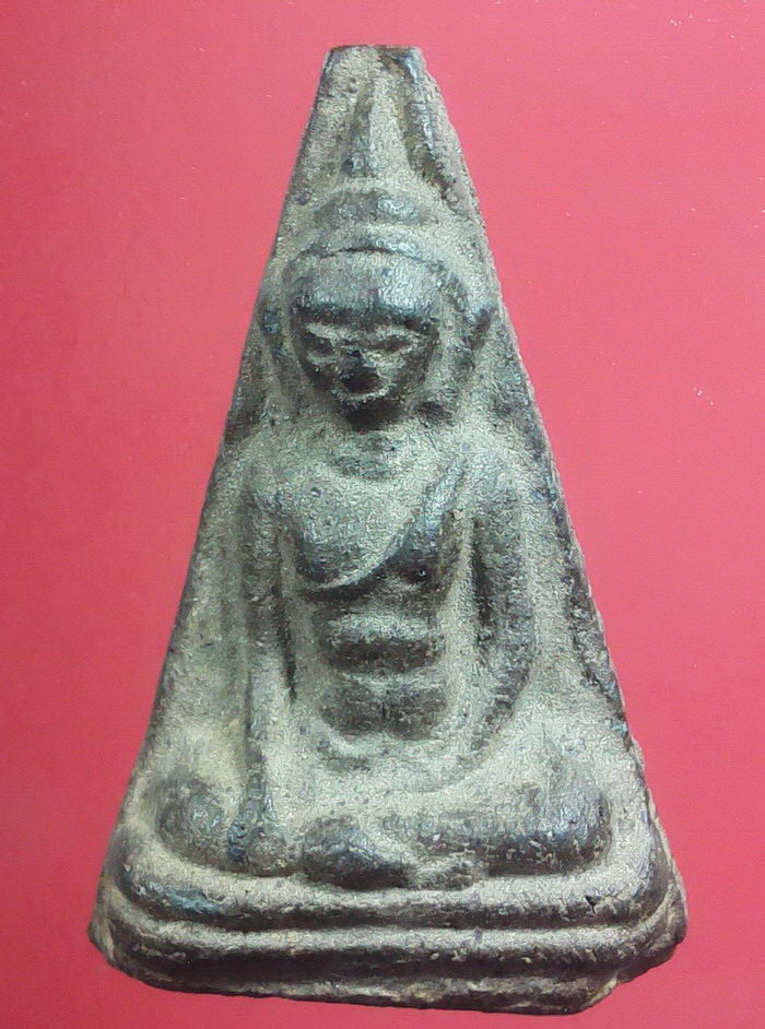 พระร่วงนั่ง หลังลิ่ม เนื้อดินสีเขียวหินครก กรุเตาทุเรียง จ.สุโขทัย