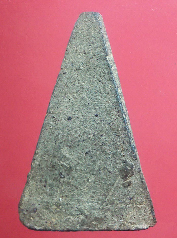 พระร่วงนั่ง หลังลิ่ม เนื้อดินสีเขียวหินครก กรุเตาทุเรียง จ.สุโขทัย