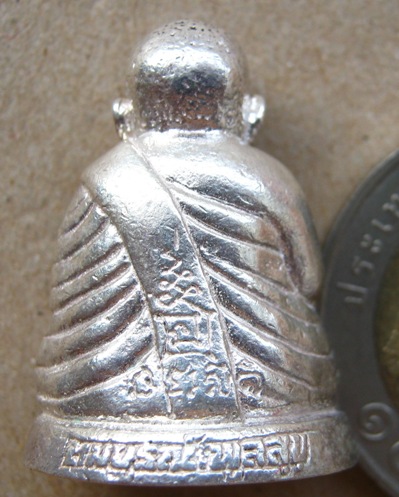 รูปหล่อตั๊กม้อ เนื้อเงิน หลวงปู่แผ้ว นครปฐม รุ่นสมบูรณ์ พูลสุข พิธีมหาจักรพรรดิ์ตราธิราช108+กล่องคณา