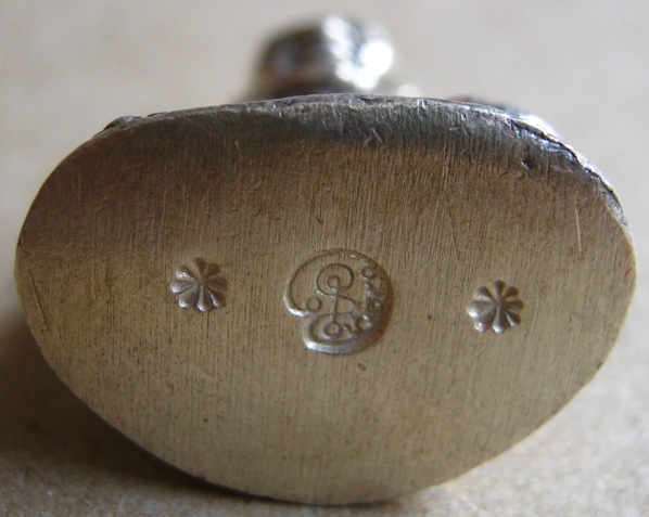 รูปหล่อตั๊กม้อ เนื้อเงิน หลวงปู่แผ้ว นครปฐม รุ่นสมบูรณ์ พูลสุข พิธีมหาจักรพรรดิ์ตราธิราช108+กล่องคณา