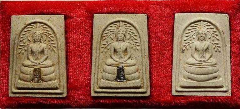 650 ฿ พระสมเด็จเสาร์ห้า หลวงพ่อเปิ่น วัดบางพระ (ฐานผ้าทิพย์ทองคำ+เงิน) พร้อมกล่องครับ