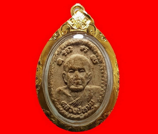 พระผงยันต์ดวงเศรษฐี หลวงปู่หมุน ฐิตสีโล วัดบ้านจาน ปี ๒๕๔๓ เลี่ยมทองคำแท้พร้อมใช้ครับ