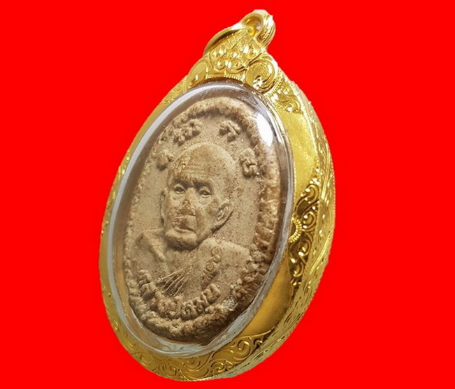 พระผงยันต์ดวงเศรษฐี หลวงปู่หมุน ฐิตสีโล วัดบ้านจาน ปี ๒๕๔๓ เลี่ยมทองคำแท้พร้อมใช้ครับ