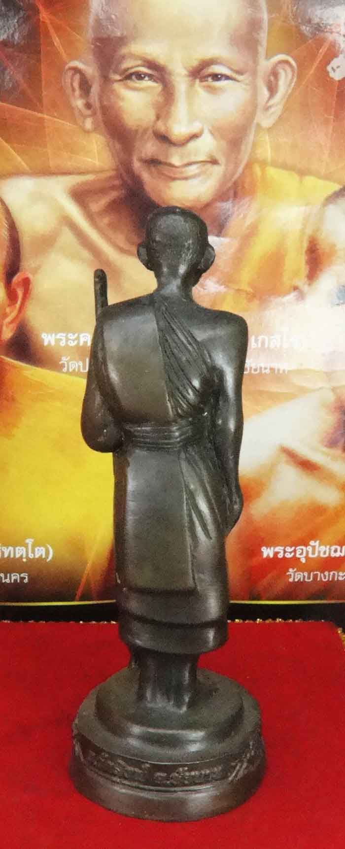 รูปหล่อบูชาหลวงปู่ศุข วัดปากคลองมะขามเฒ่า อ.วัดสิงห์ จ.ชัยนาท พิมพ์ยืนถือไม้เท้า ฐานกลม เส้นผ่าศูนย์