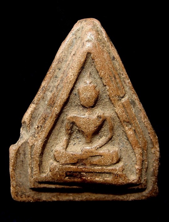 พระกำแพงขาโต๊ะ พุทธศิลป์อันสวยงามที่ถ่ายทอดจากพระพุทธรูปสู่พระพิมพ์