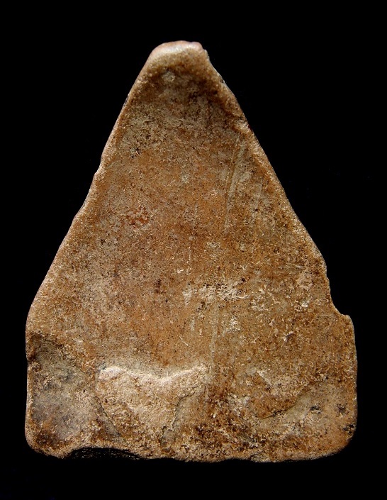 พระกำแพงขาโต๊ะ พุทธศิลป์อันสวยงามที่ถ่ายทอดจากพระพุทธรูปสู่พระพิมพ์