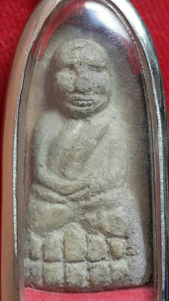 หลวงปู่ทวดหลวงปู่หมุน รุ่นพระเจ้าห้าพระองค์ ปี 2542 เนื้อเทา แข้งขีดนิยมครับ