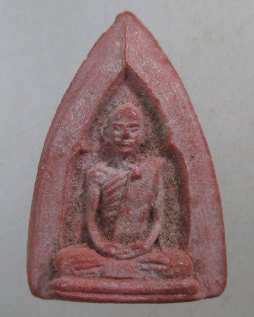 ๒๐ พระผงรูปเหมือน เนื้อแดง