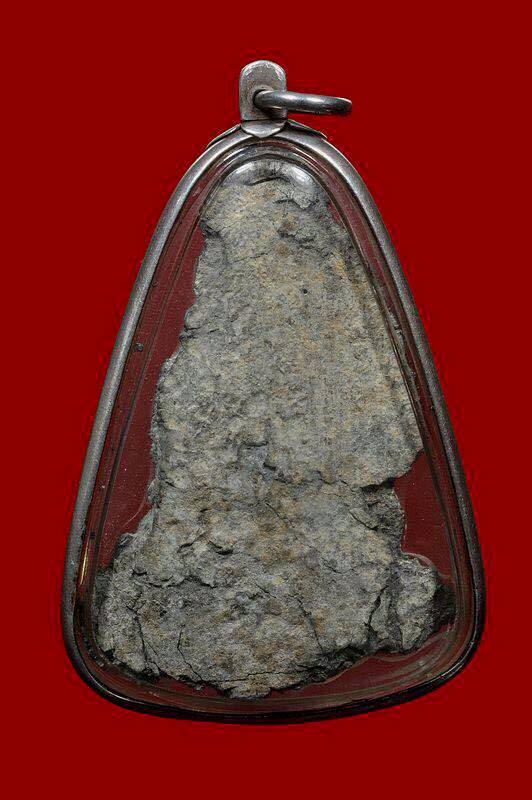 พระอู่ทอง เนื้อชินเงิน กรุวัดเทวสังฆาราม (วัดเหนือ) จ.กาญจนบุรี มีเลี่ยมเงินสวย ๆ พร้อมห้อย