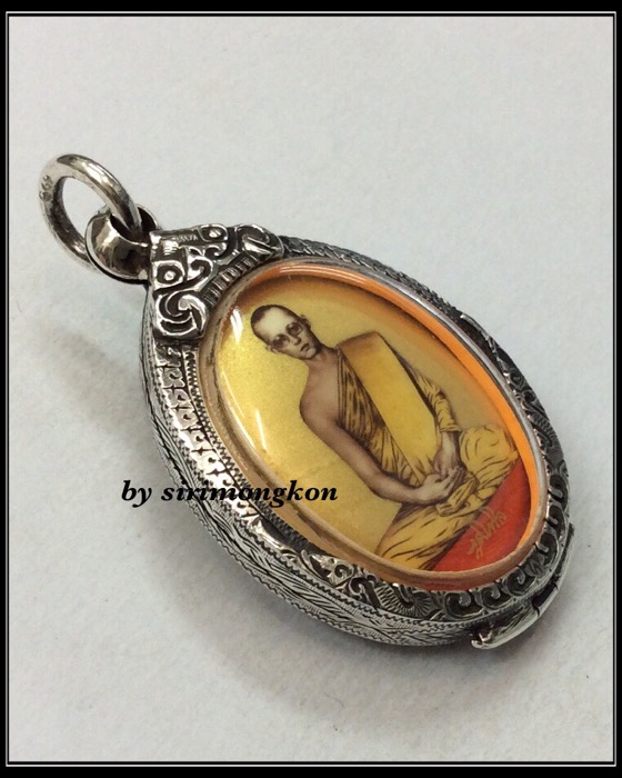 ล็อกเก็ตในหลวง รัชกาลที่9 ทรงผนวช 2508 หลังปิดทอง+พระจิตรลดา วัดบวรนิเวศ เลี่ยมกรอบเงินแท้