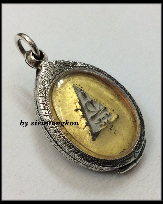 ล็อกเก็ตในหลวง รัชกาลที่9 ทรงผนวช 2508 หลังปิดทอง+พระจิตรลดา วัดบวรนิเวศ เลี่ยมกรอบเงินแท้