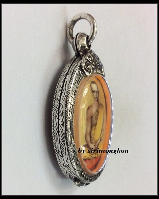 ล็อกเก็ตในหลวง รัชกาลที่9 ทรงผนวช 2508 หลังปิดทอง+พระจิตรลดา วัดบวรนิเวศ เลี่ยมกรอบเงินแท้