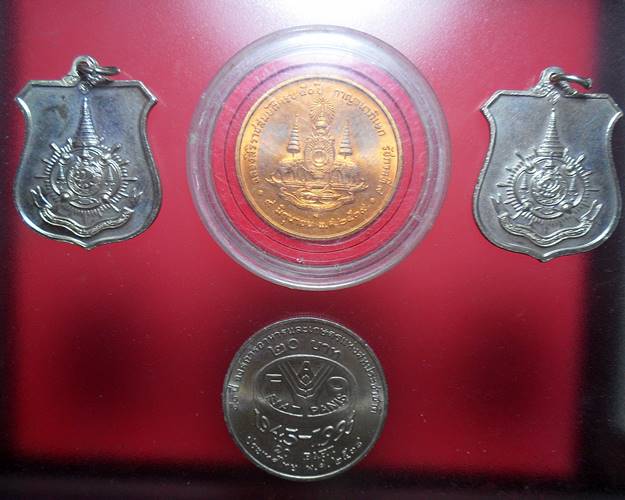 เหรียญในหลวงรัชกาลที่9 ชุด4เหรียญเคาะเดียว