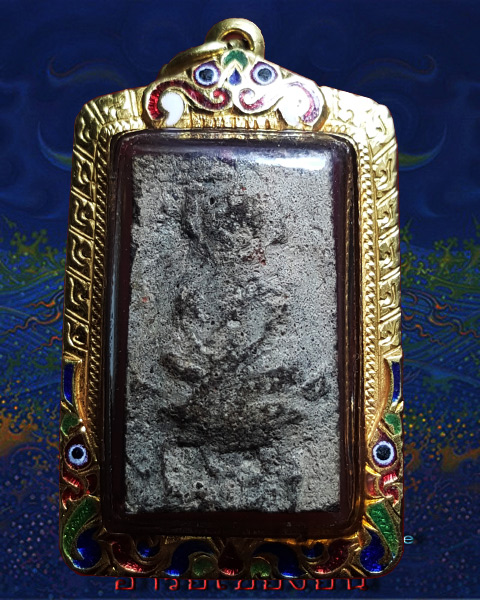 พระแผงนาดูนตัดเดี่ยว พิมพ์ประภามณทลนั้งบัว เนื้อมะขามเปียก นิยมพร้อมเลี่ยมทองลงยา สวย ๆ 