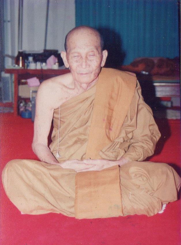 เหรียญรูปไข่นั่งบัวเนื้อเงินลงยากรรมการรุ่นเมตตาสร้างโรงพยาบาลปี2537สร้างน้อยหายากครับ