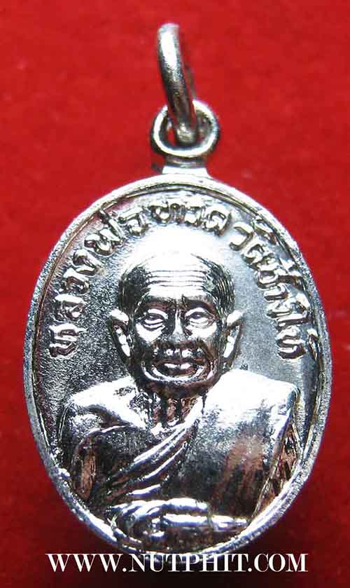 สวยวิ้ง ๆ เม็ดแตงทองแดงชุบนิเกิ้ลปี ๒๒ ลป.ทวด วัดช้างให้ มีบัตรรับรองพระแท้*147