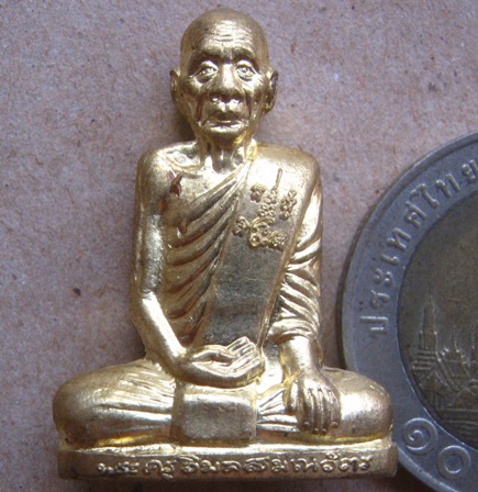 รูปเหมือนปั๊ม รุ่นเพชรกลับ ไตรมาส หลวงพ่อเพี้ยน วัดเกริ่นกฐิน ลพบุรี ปี2555เลข9348 เนื้อทองผสม+กล่อง