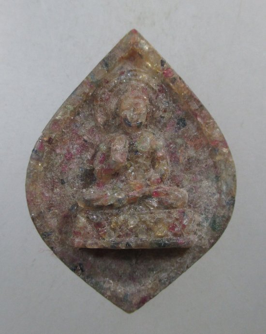 ๒๐ พระพุทธประทานพร เนื้อพลอย