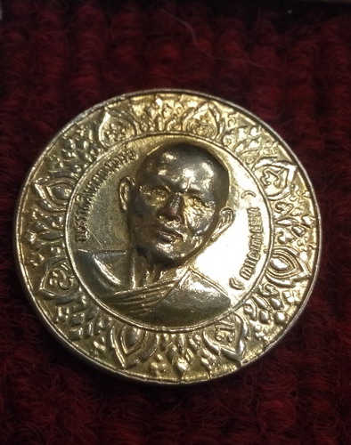 เหรียญโภคทรัพย์ มหาสมบัติ หลวงพ่อแพ วัดพิกุลทอง เนื้อทองแดงกะหลั่ยทอง สวยๆครับ