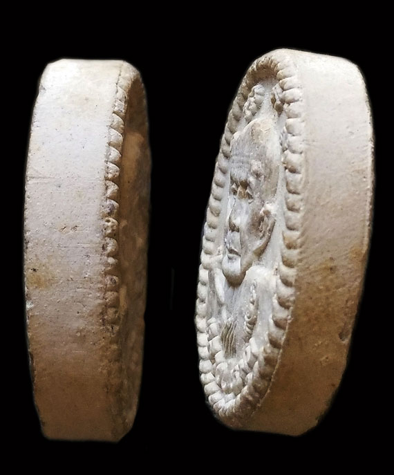 พระผงยันต์ดวงเศรษฐี หลวงปู่หมุน ปี43 เนื้อเทา สภาพสวย หูตา คมชัด ยันต์เต็มชัด สมบูรณ์แบบ 