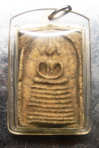 พระสมเด็จเก้าชั้นหูบายศรีหลวงปู่นาคยุคต้นสวยๆเลี่ยมใว้แล้วครับ