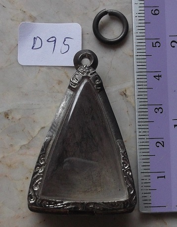 ตลับเงินเก่า ปิดหลัง ขัดเงา   ใส่พระนางพญาเนื้อดิน  เคาะเดียว 