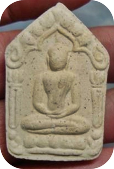 ขุนแผนยอดฉัตร พิมพ์ใหญ่ ฝังตะกรุดทองแดง และโค๊ตยอดฉัตร เนื้อผงพรายกุมาร พร้อมกล่องเดิมจากวัด 