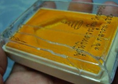 ขุนแผนยอดฉัตร พิมพ์ใหญ่ ฝังตะกรุดทองแดง และโค๊ตยอดฉัตร เนื้อผงพรายกุมาร พร้อมกล่องเดิมจากวัด 