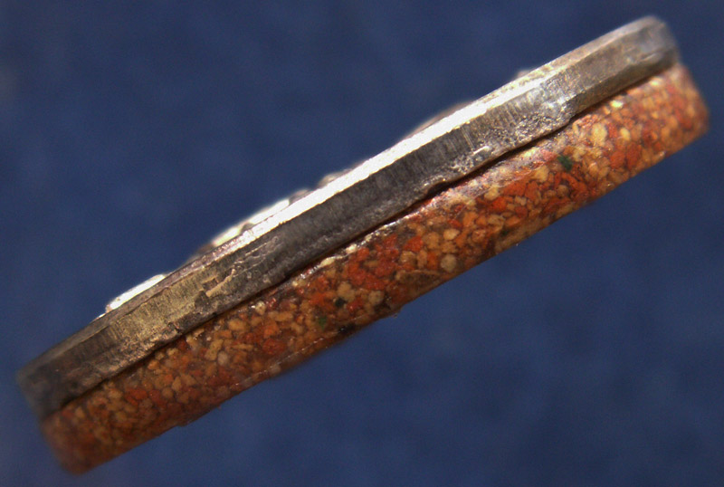 เหรียญหลวงพ่อโสธรชุดทองคำ เนื้อเงินหลังประกบกระเบื้องหลังคาโบสถ์ รุ่นพระอุโบสถหลังใหม่ พ.ศ. 2538 โค๊