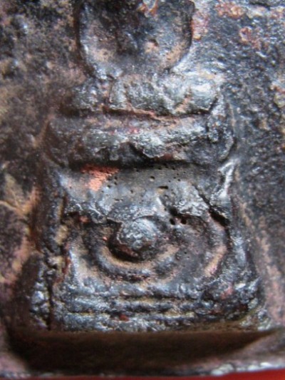 พระพิมพ์บัวเล็บช้าง เนื้อดิน กรุวัดชนะสงคราม กรุงเทพฯ มีลงรักน้ำเกลี้ยง สภาพพอสวย มาพร้อมบัตรรับรอง