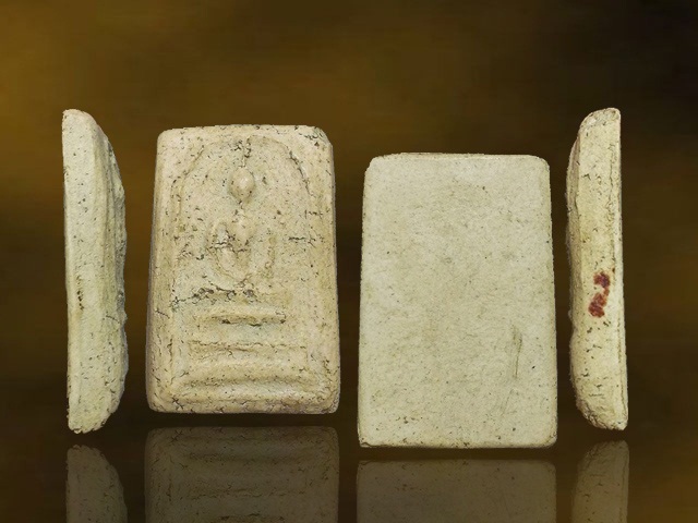 พระสมเด็จเส้นด้ายหลวงตาพัน นิยม " ไหล่ขวายก " วัดใหม่อมตรส บางขุนพรหม