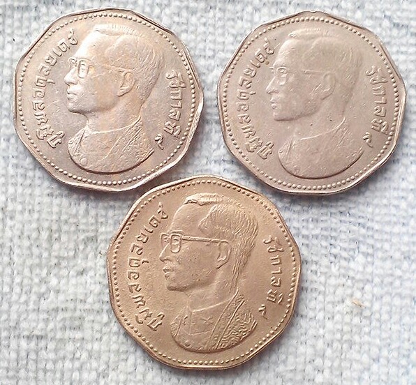 เหรียญ 5 บาท ครุฑเก้าเหลี่ยม พ.ศ.๒๕๑๕ สวยสวย 3 เหรียญ