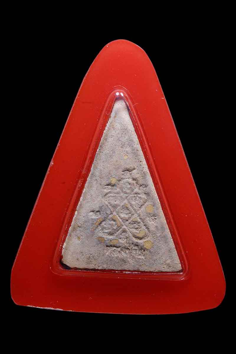 พระนางพญา  เนื้อผงพรายกุมาร  หลวงปู่ทิม ปี 2517 ลงกรุ สวยเทพๆครับ พร้อมใบการันตี สวยๆ